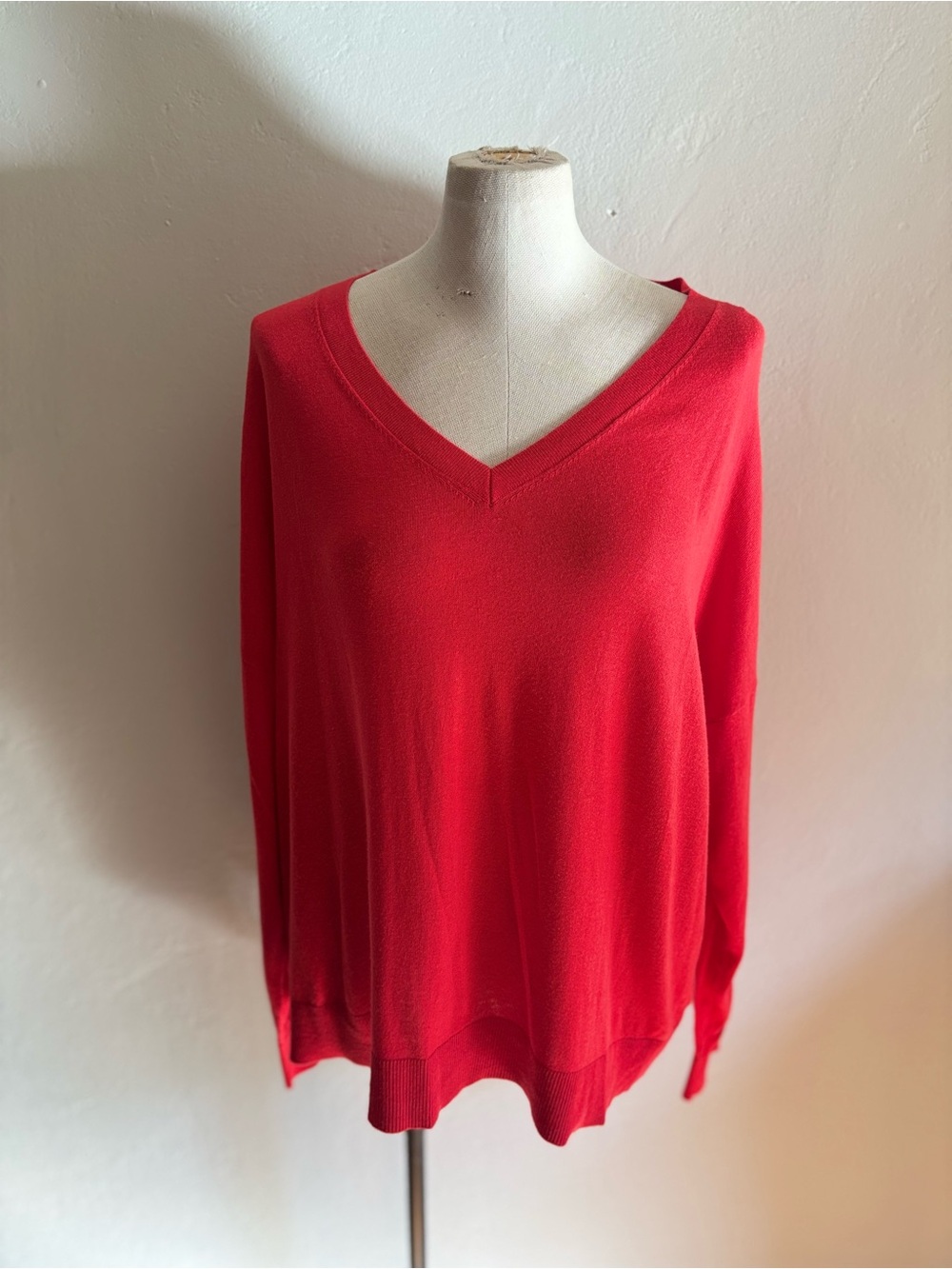 ELIZABETH AND JAMES Relaxed Fine Knit V-Neck Orange/Red Sweater
